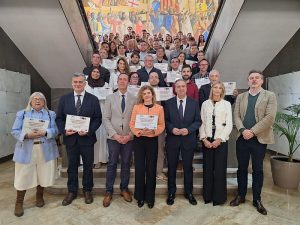 Foto familia acto gestores administrativos placa DGT