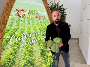Francisco Montoya, con el brócoli bio en la sede de Campojoyma