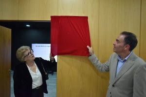 Josefina Simón, viuda de Don Gabriel Martínez Guerrero, y el alcalde Pedro Ridao descubrieron la placa con el nombre de la sala audiovisual del CICA dedicada al primer cronista oficial de Antas.
