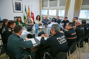 La alcaldesa supervisa el montaje de la Carrera Oficial de la Semana Santa junta seguridad -03