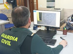 Guardia Civil agente analizando una huella de calzado-api