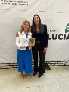 Paola Laynez con la consejera Loles López y el premio Andalucía+Social al Espacio Alma (1)