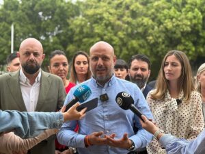 candidato número 1 de VOX por Almería, Rodrigo Alonso, acompañado por la Portavoz Nacional de Juventud, Júlia Calvet