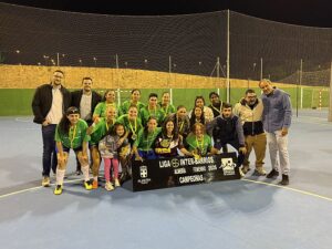 Barrio La Esperanza, campeonas, con los dos concejales (2)