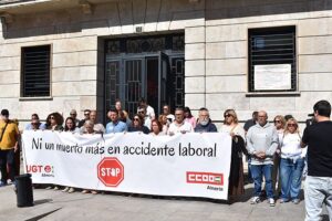 CCOO y UGT se concentran en la puerta del edificio sindical en Almería concentración