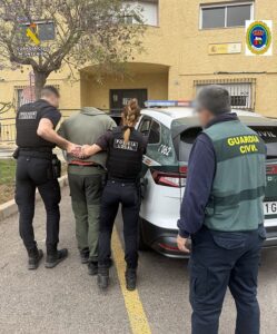 Guardia Civil y Policía Local de Vícar detienen a un varón
