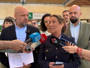 La portavoz nacional de Sanidad de VOX, María García, junto al candidato número 1 de VOX por Almería al Parlamento de Andalucía, Rodrigo Alonso