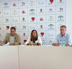 Mari Carmen Castillo, que ha estado acompañada por el secretario de Educación del PP de Almería, Francisco Alonso, y el portavoz del PP en el municipio de Vícar, José Manuel Manzano