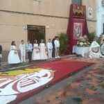 Incienso y flores perfuman las calles de Dalías celebrando la festividad del Corpus Christi
