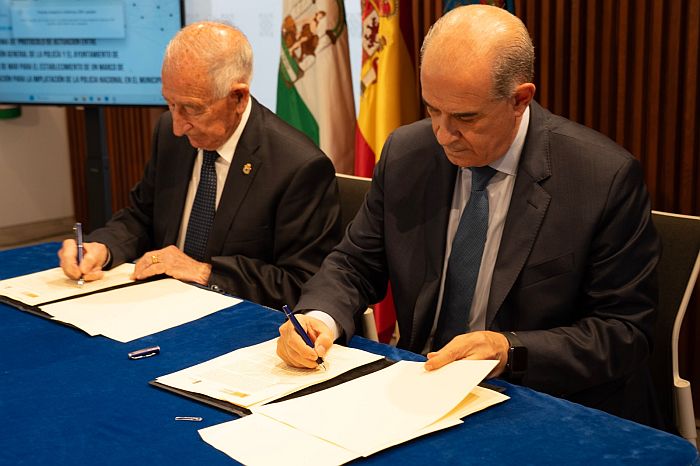 Dirección General de la Policía y el Ayuntamiento de Roquetas de Mar firman el protocolo general para la implantación de la Policía Nacional  3