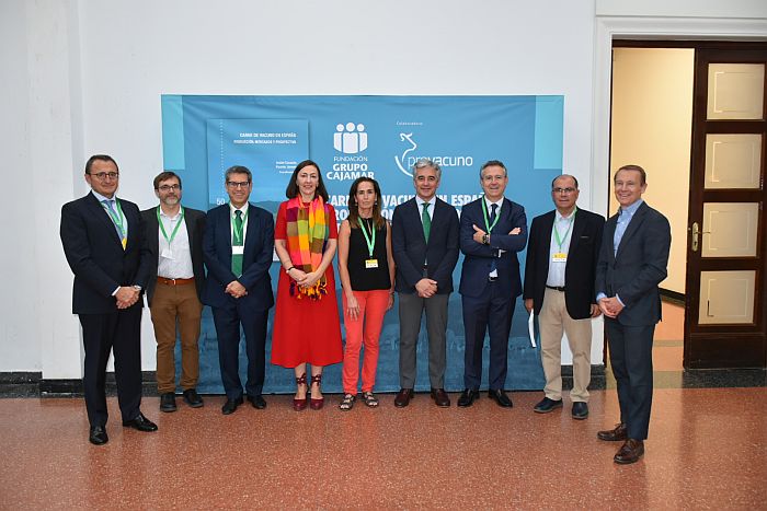 Foto de familia Cajamar destaca que la profesionalización y la integración de la cadena serán claves para el futuro del vacuno de carne en España