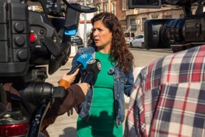 Maria Jesus Amate ofreciendo declaraciones a medios