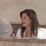 La portavoz socialista Fátima Herrera afirma que “no se puede criminalizar a barrios enteros ni normalizar que haya familias y comercios sin un servicio esencial”