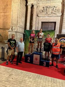 ALMERÍA X CARRERA NOCTURNA CONTRA EL CÁNCER Podio con ganadores (5)