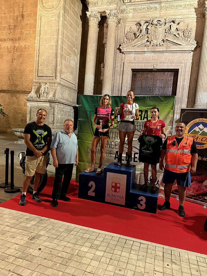 ALMERÍA X CARRERA NOCTURNA CONTRA EL CÁNCER Podio con ganadores (5)