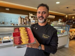 Alejandro Reyes muestra el helado dedicado a España (1)