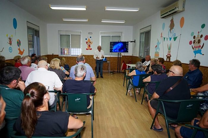Antonio Bonilla presenta a los vecinos de Llanos de Vícar el futuro Centro Social del barrio
