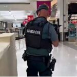 Dos Guardias Civiles fuera de servicio auxilian a vigilantes de seguridad durante una detención en Roquetas de Mar