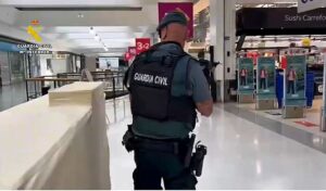 Dos Guardias Civiles fuera de servicio auxilian a vigilantes de seguridad en Roquetas de Mar