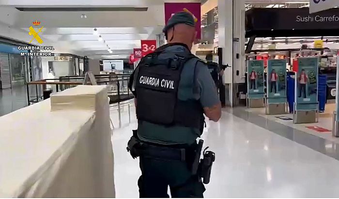 Dos Guardias Civiles fuera de servicio auxilian a vigilantes de seguridad en Roquetas de Mar