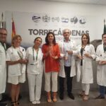 El Hospital Universitario Torrecárdenas recibe de la AECC botellas dosificadoras para pacientes de radioterapia