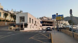 Mojacar carretera de acceso al pueblo y al aparcamiento