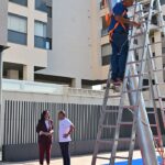El Ayuntamiento instala 120 metros cuadrados de toldos en el área infantil de la calle Felipe II, en el barrio de Villablanca 