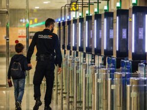 Policia Nacional COMPAÑERO AEROPUERTO NIÑO