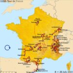 Despliegue de una bandera europea en el paso fronterizo del Tour de Francia