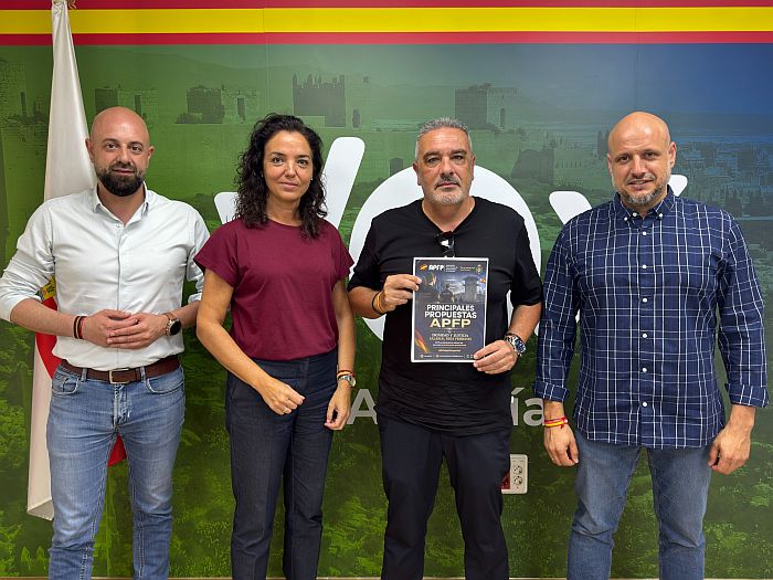 VOX en el Parlamento de Andalucía, Rodrigo Alonso, Clotilde Salvador y Juan José Bosquet, han mantenido una reunión durante la mañana de hoy con César Salmerón