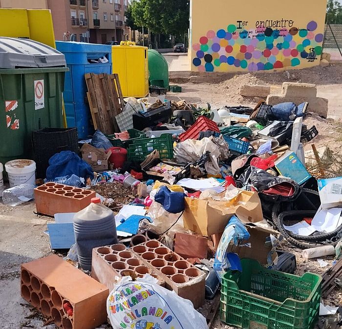 Vicar contra los vertidos de muebles y enseres en la vía pública