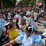 El Fandanguillo de Almería toma la Puerta de Purchena realzando la música e indumentaria tradicional en plena Feria