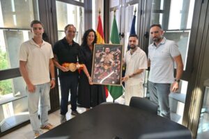 Alcaldesa recepción boxeador El Gallo (1)