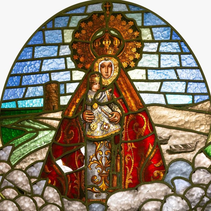Batalla de Flores de Almería  Imagen de la carroza dedicada a la Virgen del Mar inspirada en vidriera del templo
