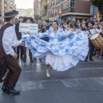 Almería lanza al aire 30.000 claveles para celebrar una Batalla de Flores llena de color, tradición e ilusión el centro de la ciudad