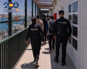 La Policía Nacional detiene en Almería al patrón de una patera que trasladó a nueve migrantes desde Argelia previo pago de 3.500 euros por persona
