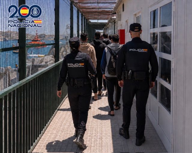 La Policía Nacional detiene en Almería al patrón de una patera que trasladó a nueve migrantes desde Argelia previo pago de 3.500 euros por persona