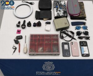 Policía Nacional detiene en Almería al autor de múltiples robos en interior de vehículos EFECTOS 200