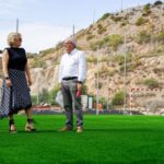 Antonio Bonilla supervisa los trabajos de mejora en el campo de fútbol-5 de La Envía