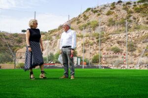 Antonio Bonilla supervisa los trabajos de mejora en el campo de fútbol-5 de La Envía 3