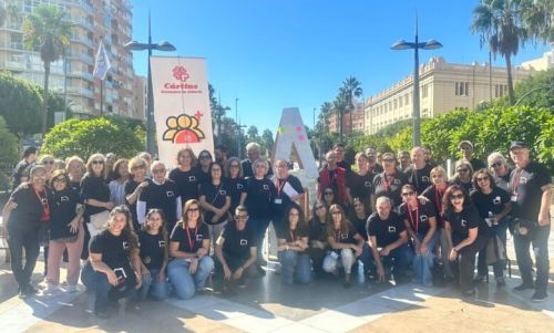 Cáritas Diocesana de Almería celebró este jueves, 22 de octubre, en la Rambla Federico García Lorca, un gesto público con motivo de la Campaña Nadie Sin Hogar 2026