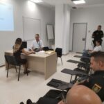 El Hospital de Poniente realiza una sesión de prevención de agresiones con la Policía Nacional