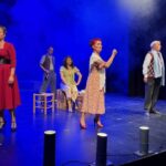 ‘Encrucijada’ emociona en el Teatro Apolo con su homenaje a los cómicos y la copla de posguerra