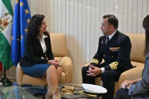 La alcaldesa recibe la visita del nuevo comandante naval de Almería, Antonio Jesús Moya Martínez 1