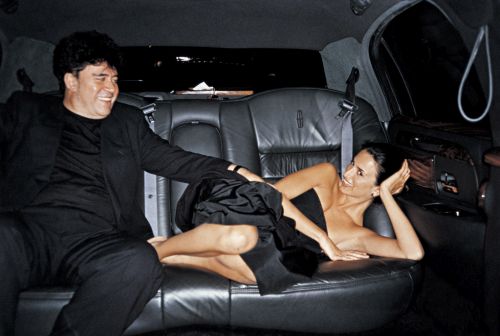- Pedro Almodóvar y Penélope Cruz, en una limusina en Los Ángeles durante la promoción de ‘Todo sobre mi madre_GORKA LEJARCEGI