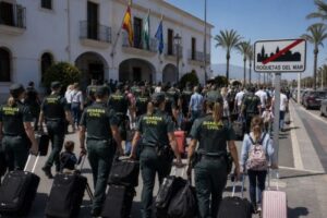Roquetas de Mar, concentracion de Guardias Civiles abte el cuartel
