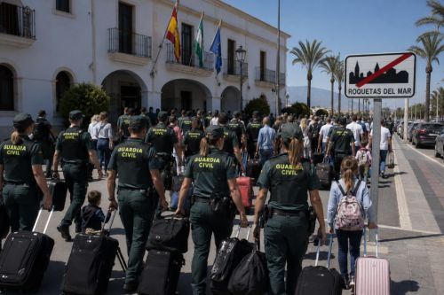 Roquetas de Mar, concentracion de Guardias Civiles abte el cuartel