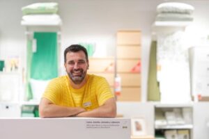Víctor López posando con la icónica bolsa FRAKTA, que cumple 30 años IKEA_Victor Lopez